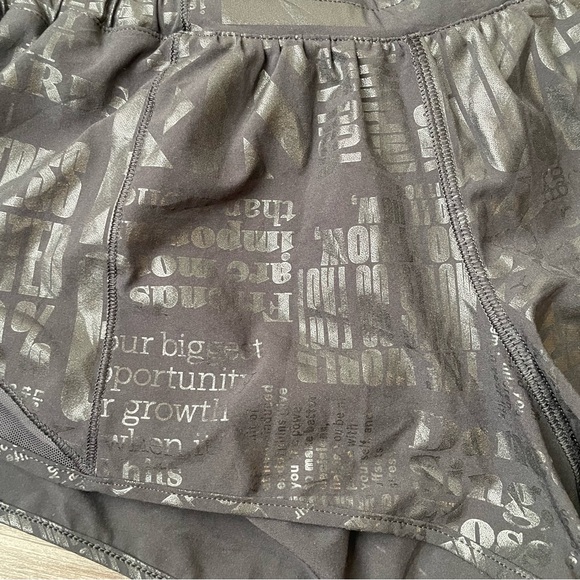 Lululemon Hotty Hot II Short *Special Edition 20yr Manifesto Foil 2.5" Size 6 - Picture 6 of 8